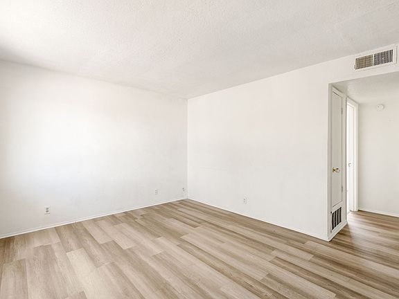 5th image of 524 Vermont St NE APT D