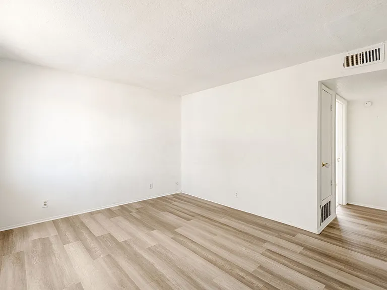 524 Vermont St NE #D — Photo 5