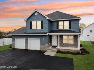 563 Holmdel Rd, Hazlet, NJ 07730