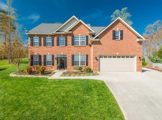 900 Crown Ridge Ln, Powell, TN 37849