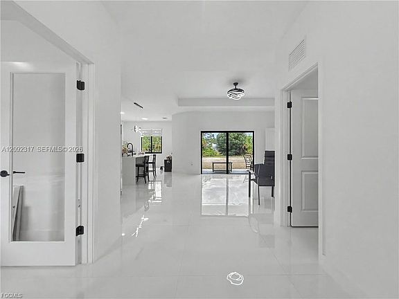 4th image of 402 Thompson Ave