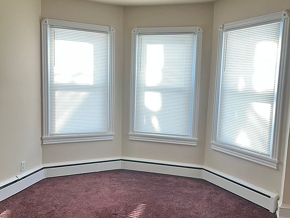 BEDROOM WITH NATURAL LIGHT
