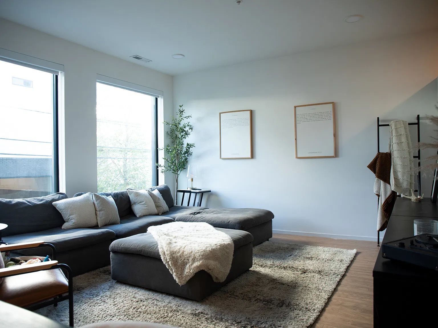 1 bed, 735 sqft, $2,300 — Photo 1
