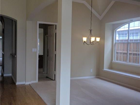 4th image of 2034 Camelot Dr