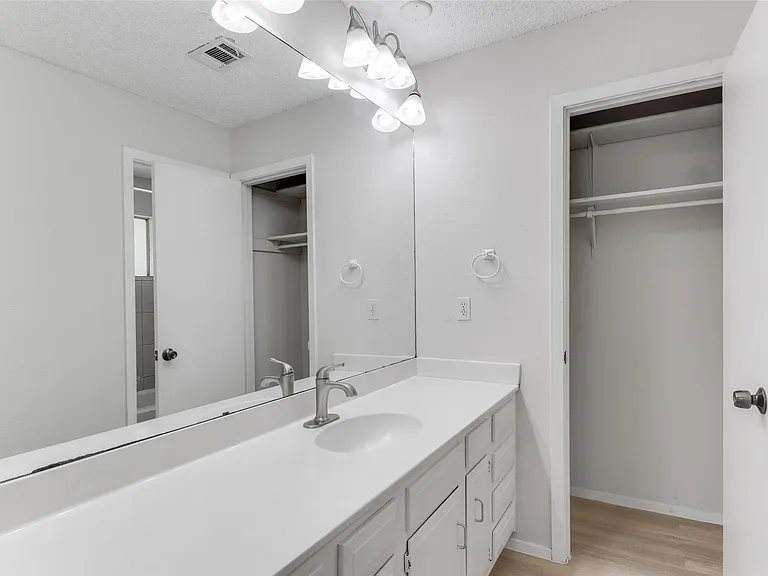 8015 Scotland Yard — Photo 12
