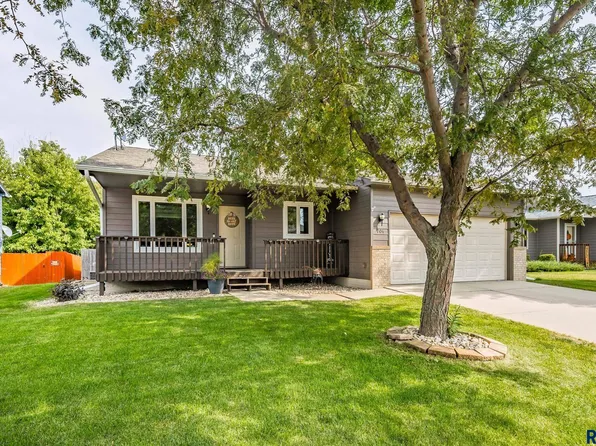 704 S Wheatland Ave, Sioux Falls, SD 57106