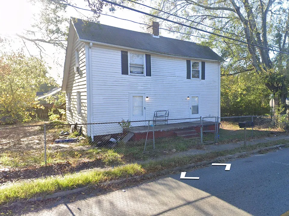 18 Front St