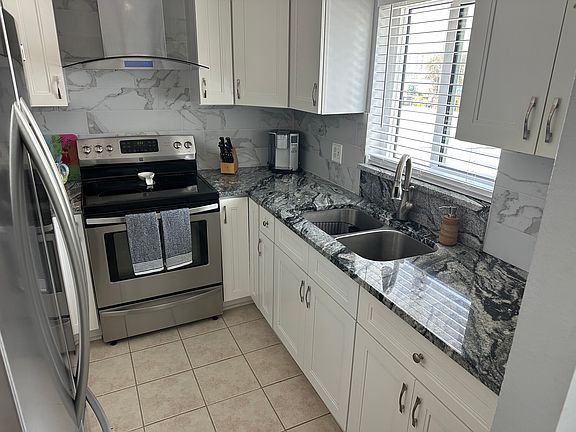 2nd image of 584 Bay Esplanade APT 3