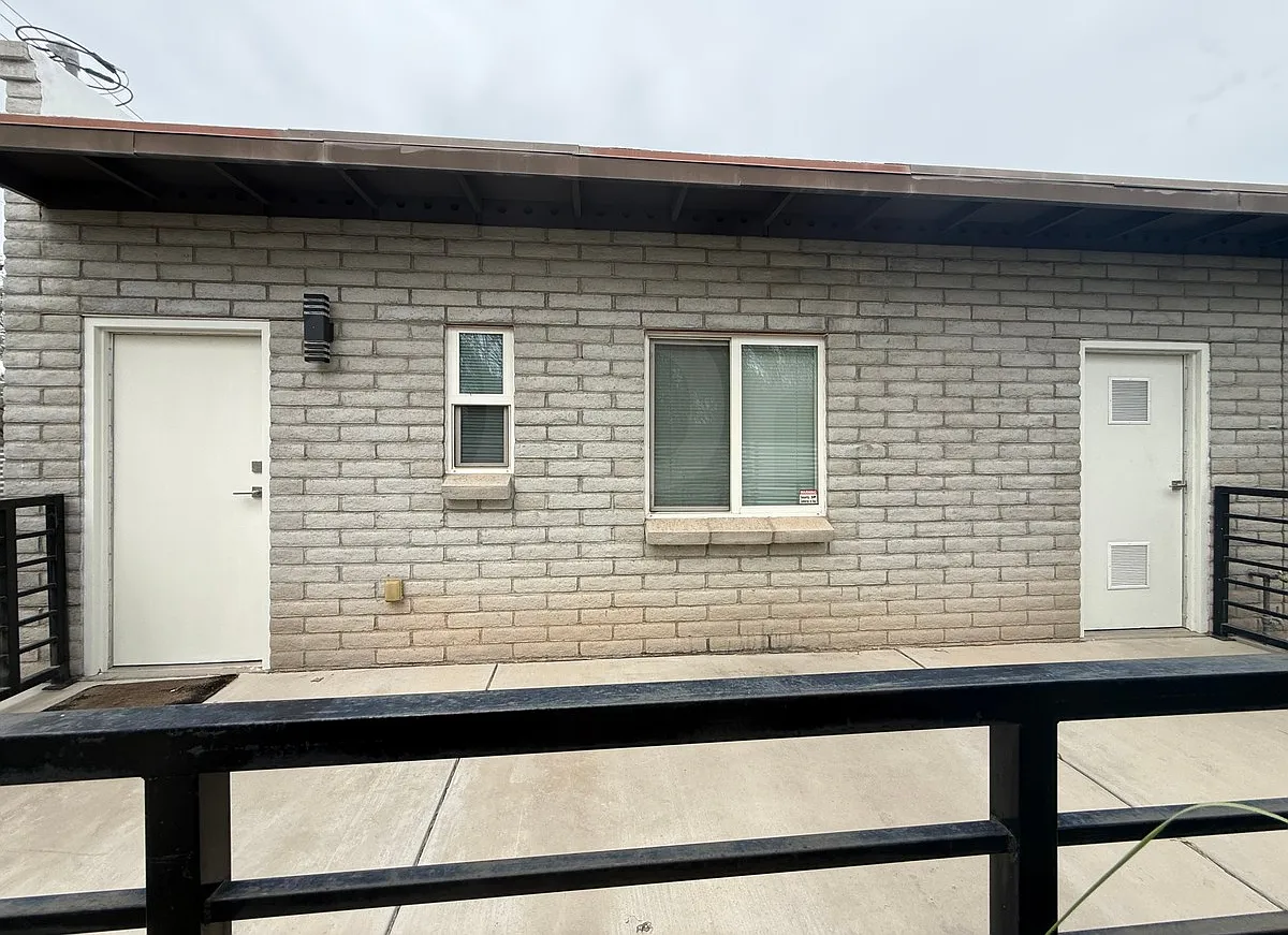 2 bed, 1.0 bath, 3324 sqft, $1,095 — Photo 2