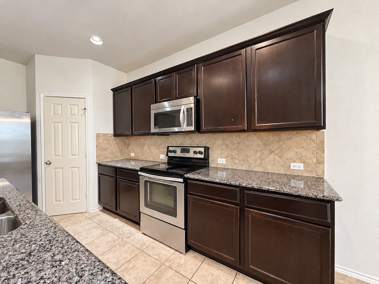 Need space? Huge 2 story home in Trimmier Estates! — Photo 3