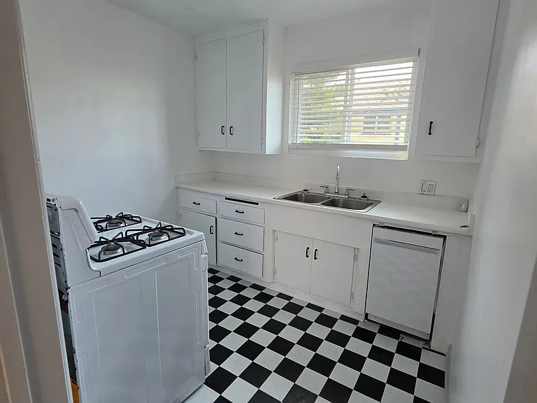 4028 Perlita Ave — Photo 1