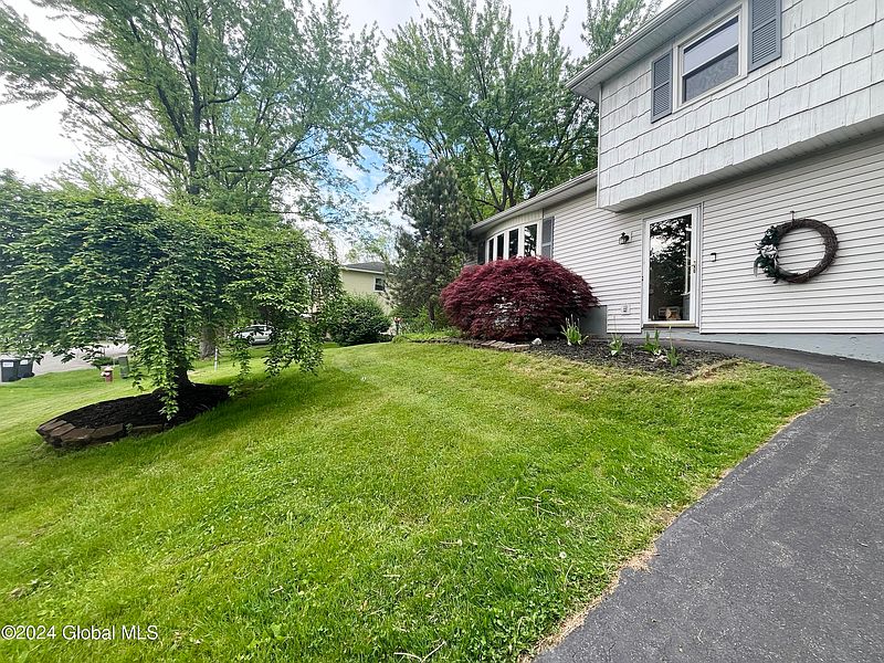 2nd image of 11 Meadowlark Drive