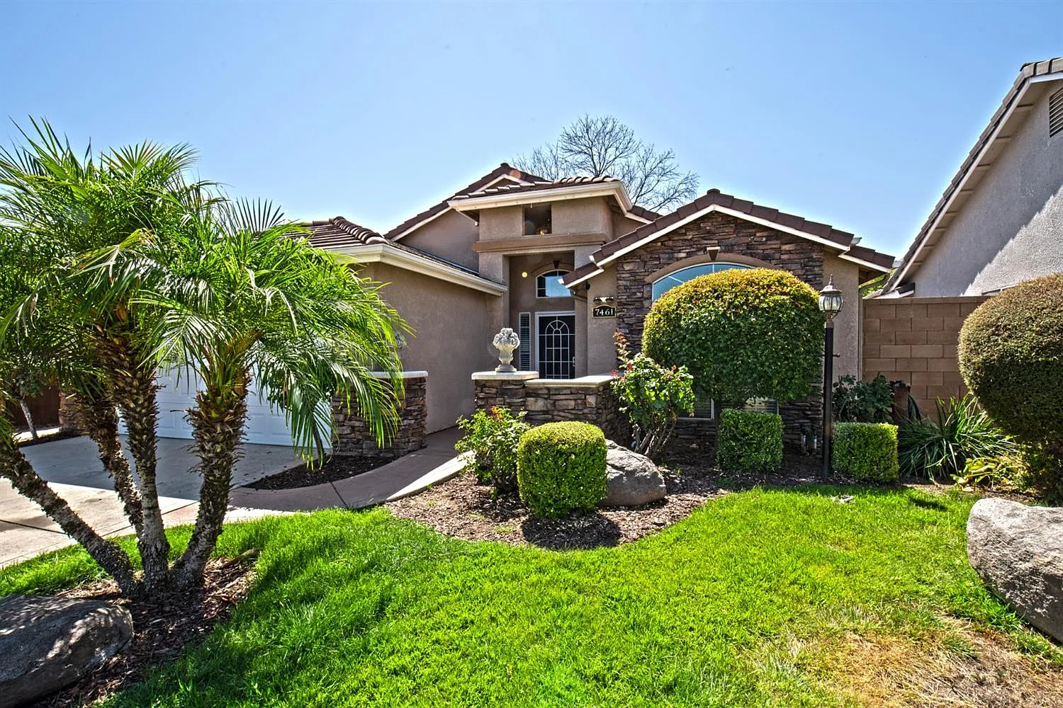 7461 N Mansionette Dr photo 1