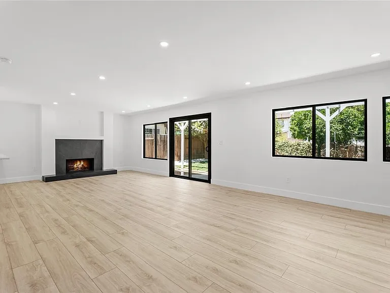 19701 Blythe St — Photo 10