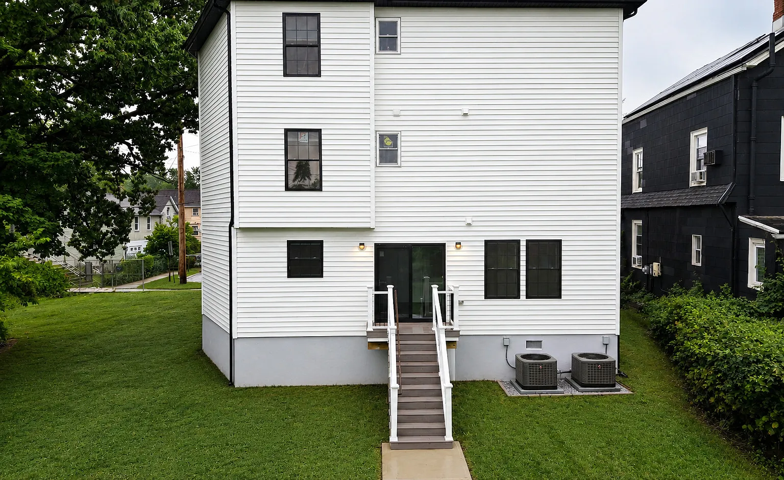 5 bed, 2000 sqft, $5,750 — Photo 2