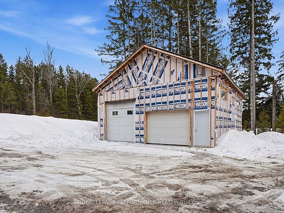 4th image of 573 Bay Rd