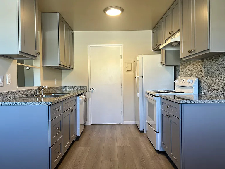 Lamplighter Apartments — Photo 15