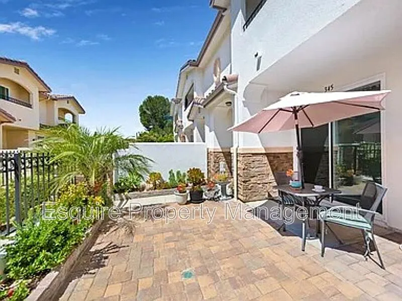 3 bed, 2.0 bath, 2010 sqft, $4,100 — Photo 3