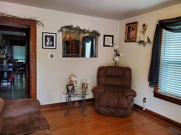 5th image of 610 E 13th St