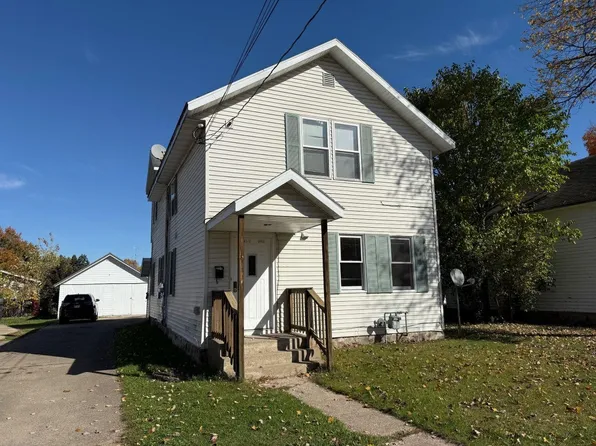 94 10th St, Clintonville, WI 54929