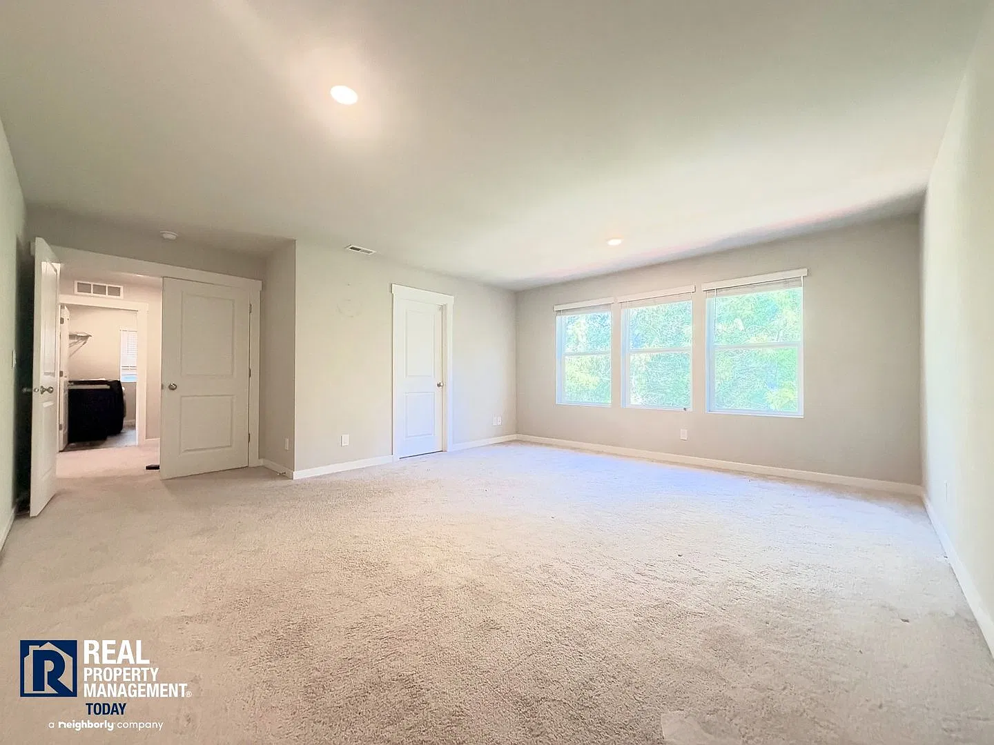 Spacious 6-Bedroom Bonney Lake Home with A/C, Private Deck & 2-Car Garage — Photo 4