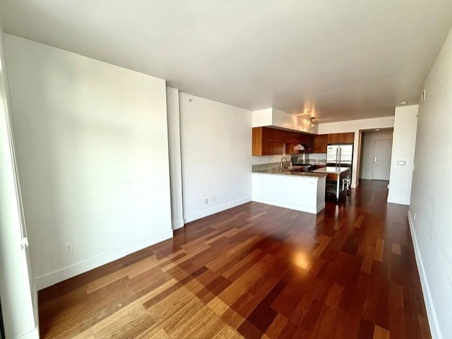 Bright City View Condo For Rent in North Belltown Area — Photo 4