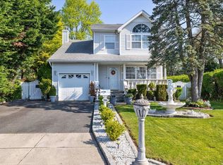 939 Peconic Ave, West Babylon, NY 11704