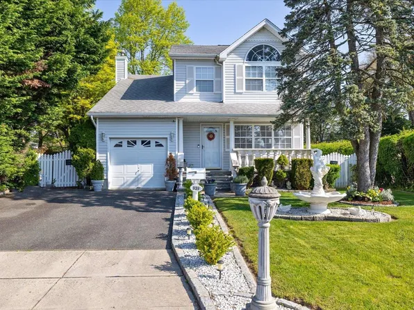 939 Peconic Avenue, West Babylon, NY 11704
