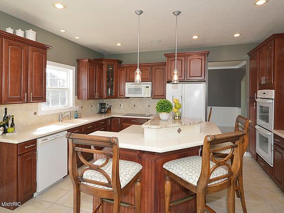 3rd image of 6195 Falabella Cir