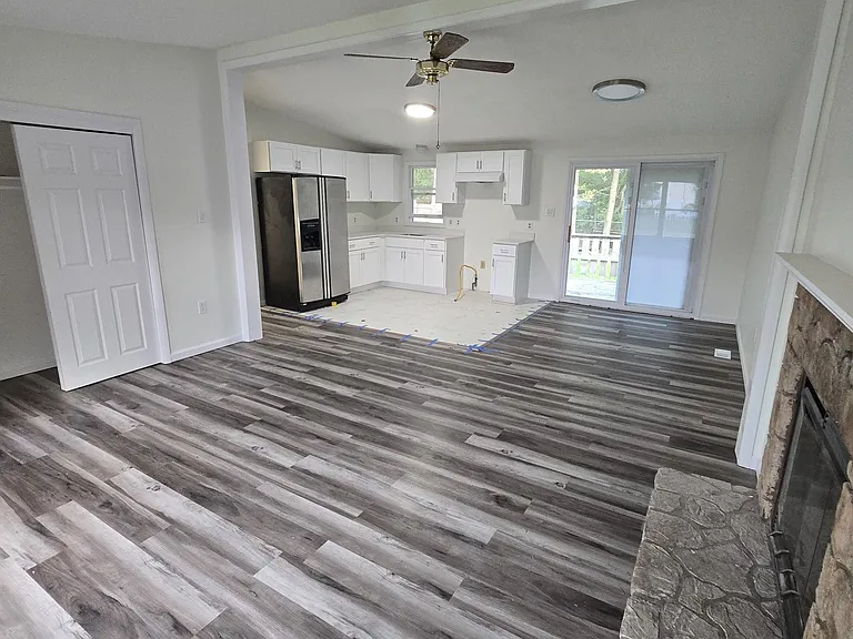 304 Lake Crystalbrook Dr — Photo 1
