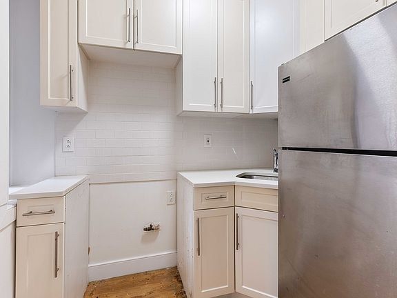 3rd image of 344 Manhattan Ave APT 1A