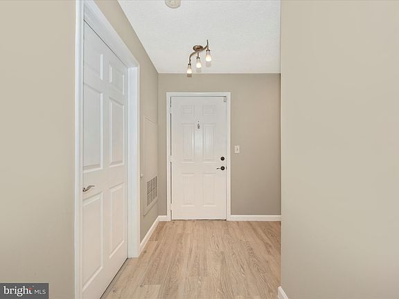 5th image of 10021 Vanderbilt Cir APT 4