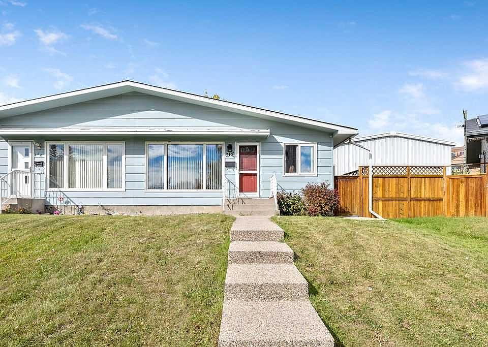 1st image of 218 A Allan Cres SE