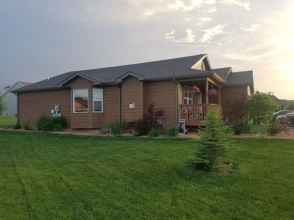 Landscaped yard w sprinklers