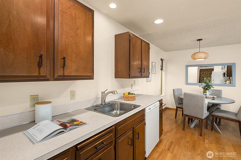3rd image of 7064 35th Avenue NE #22
