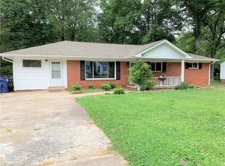 205 Forestdale Dr, Jamestown, NC 27282