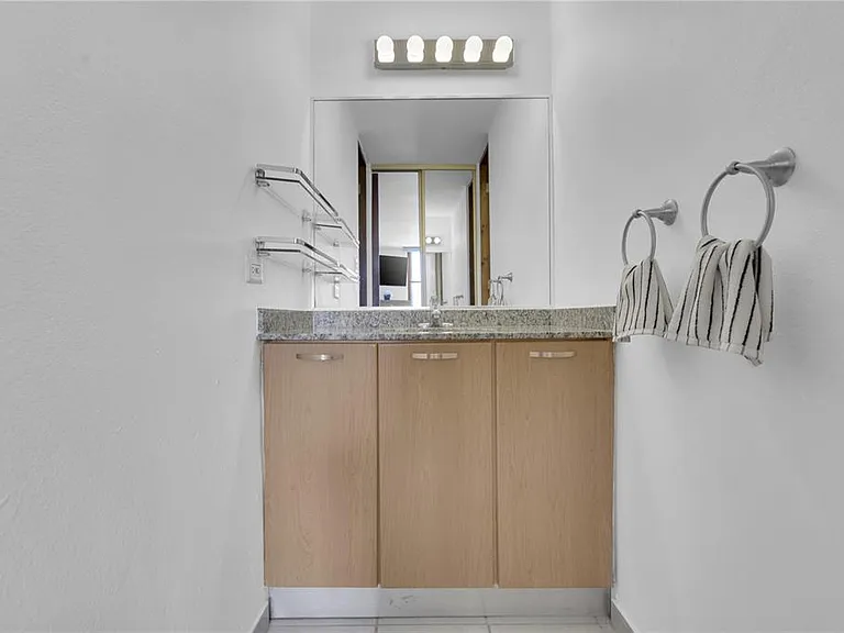64 Condado #1104 — Photo 17