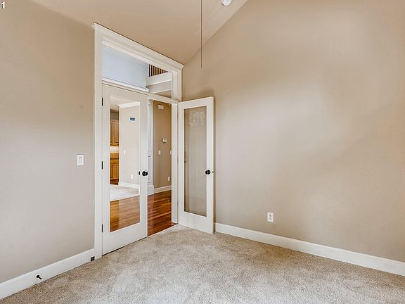 3rd image of 909 W T St