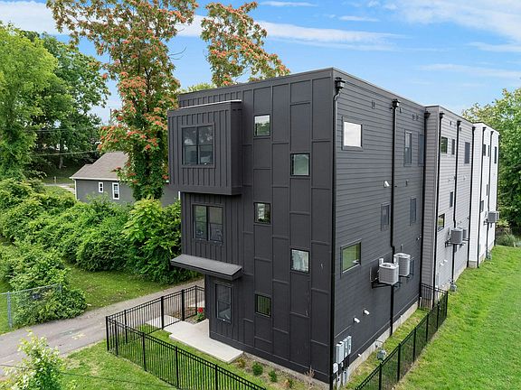 End unit with so many windows