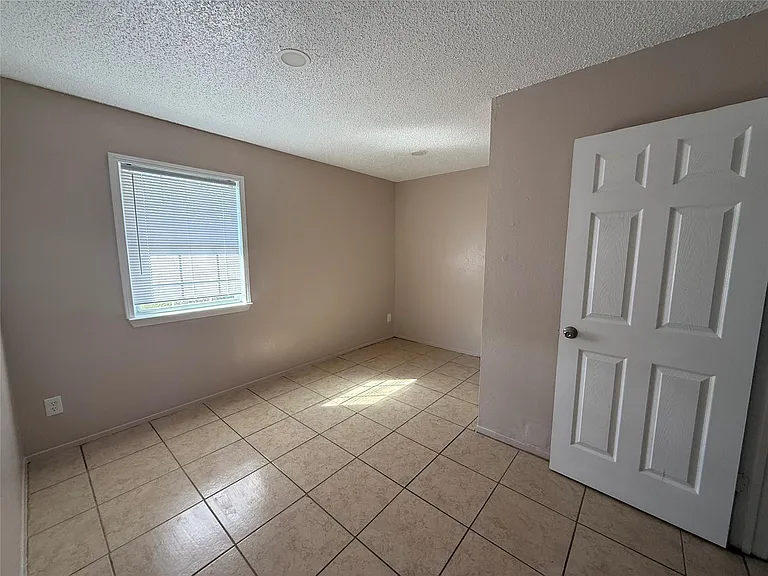 2203 Donahue Ln — Photo 6