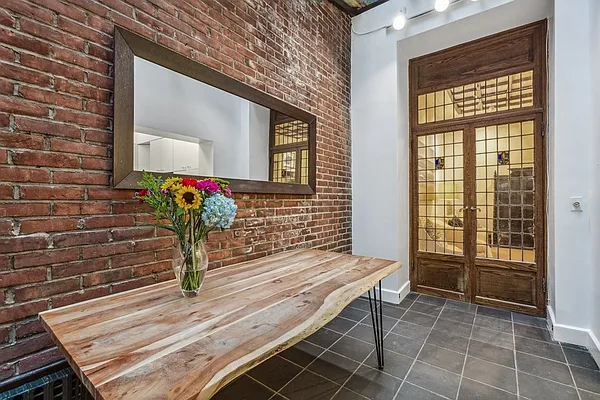 Rented by Luxian International Realty LLC | media 64