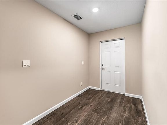 2nd image of 526 NW Lincoln Ave