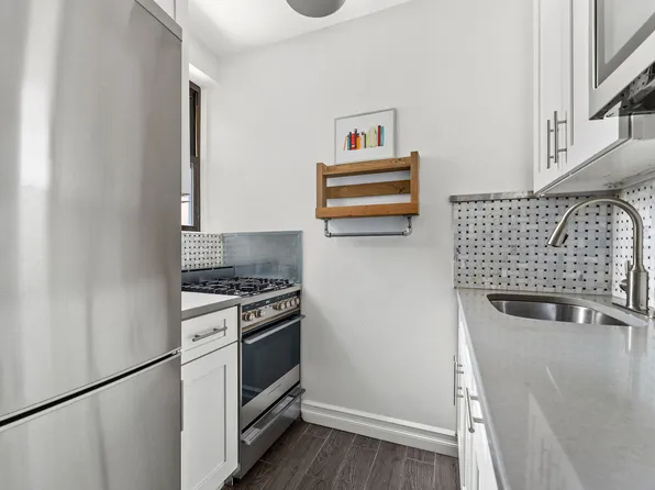 675 Academy Street image 6 of 11