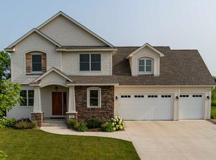 1084 Symphony Ln, Chaska, MN 55318