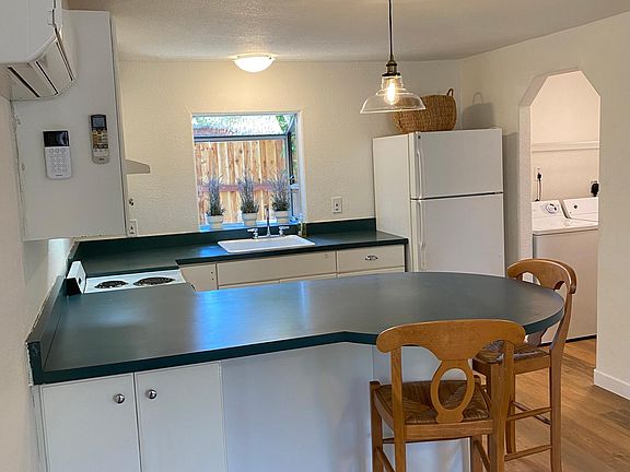 Kitchen w/bar