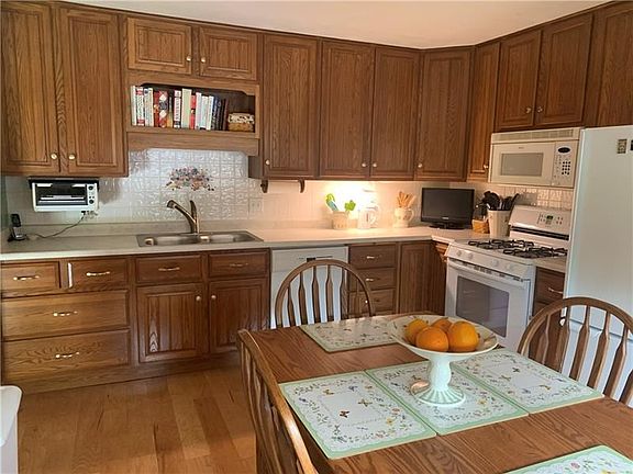 3rd image of 1072 Cranston Dr