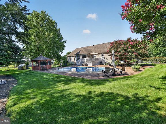 3rd image of 15 Skyline Cir