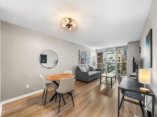 140 Simcoe St #702, Toronto, ON M5H 4E9