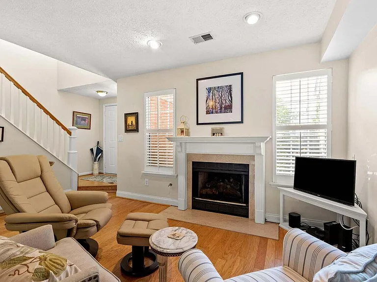 541 W Short St #14 — Photo 7
