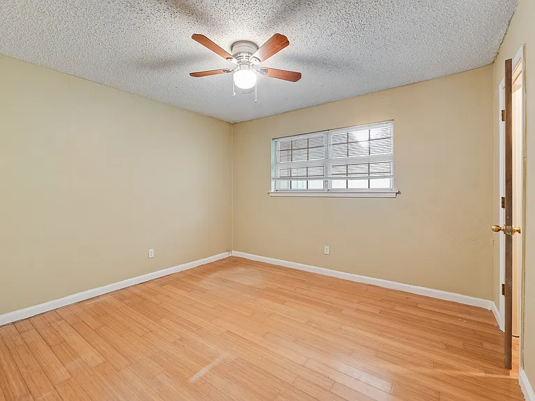 512 E Willow Ln — Photo 25